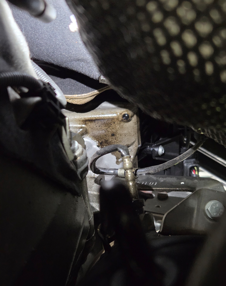 BMW　320d　ヘッドカバーオイル漏れ