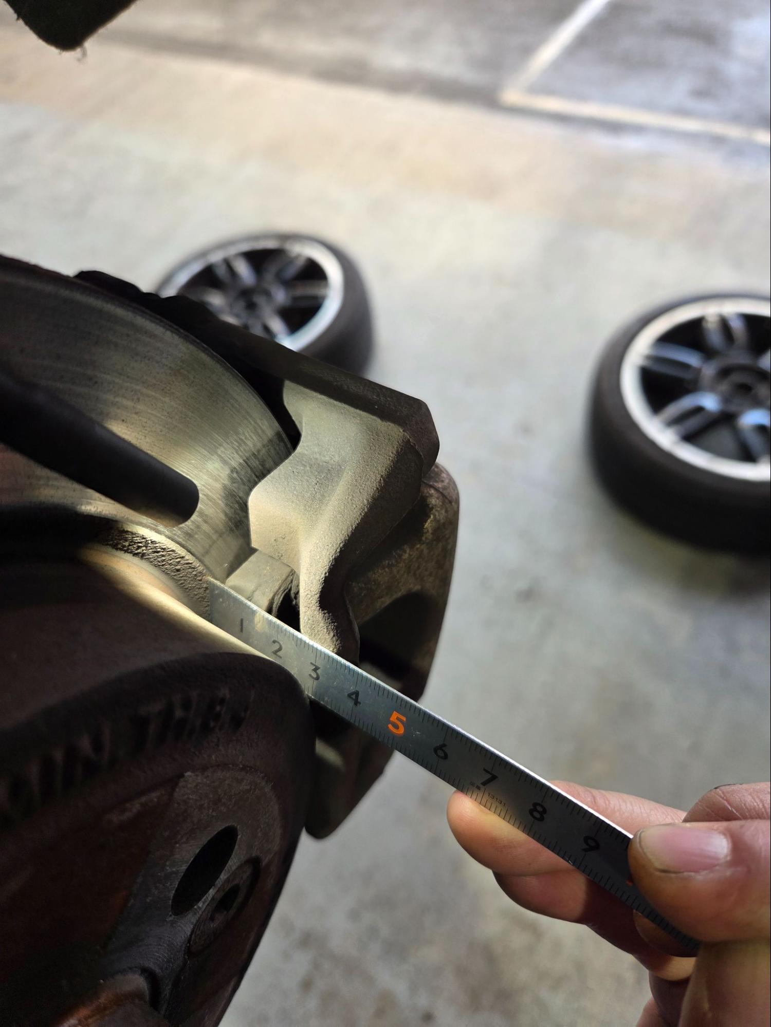 MINI　クラブマン　ブレーキ残量測定