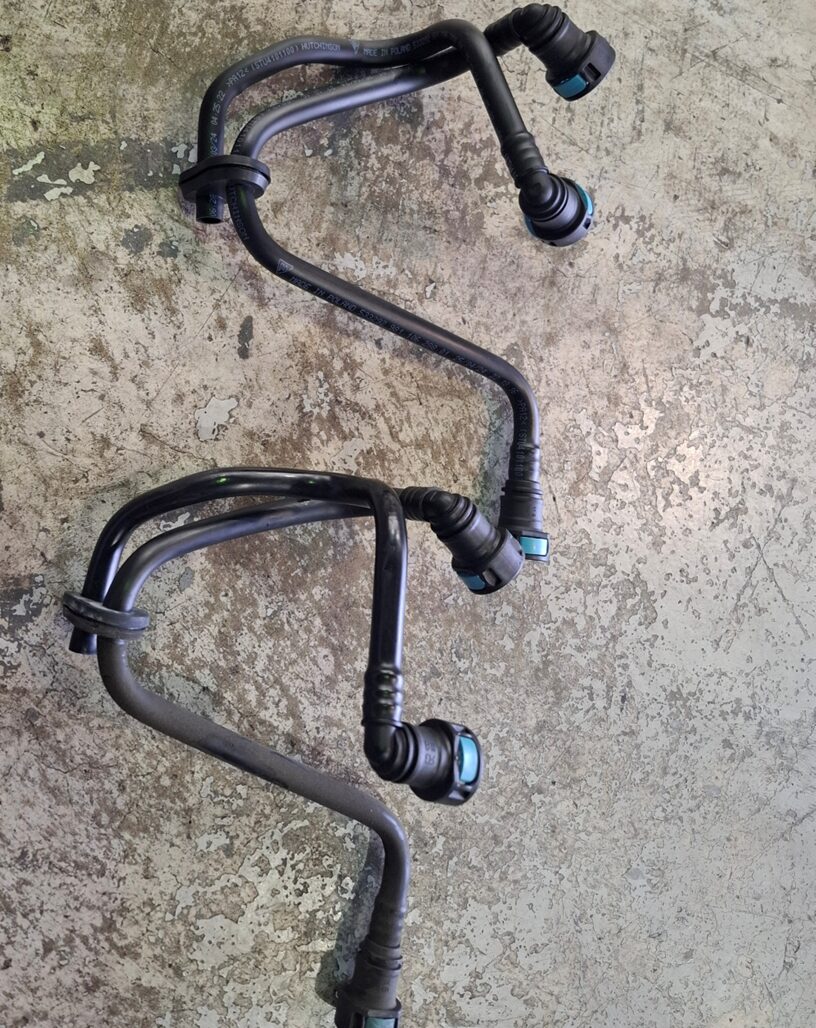 ポルシェ　ケイマン　エンジン側クーラーホース比較