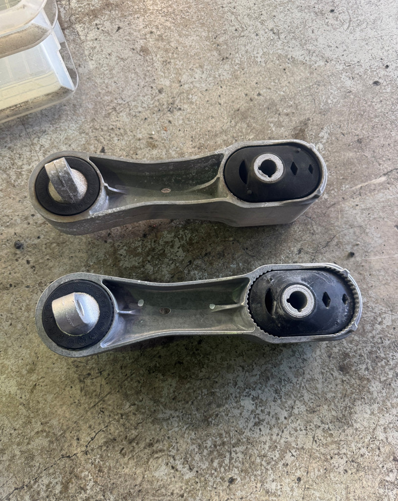 BMW X1　ピッチングストッパー交換