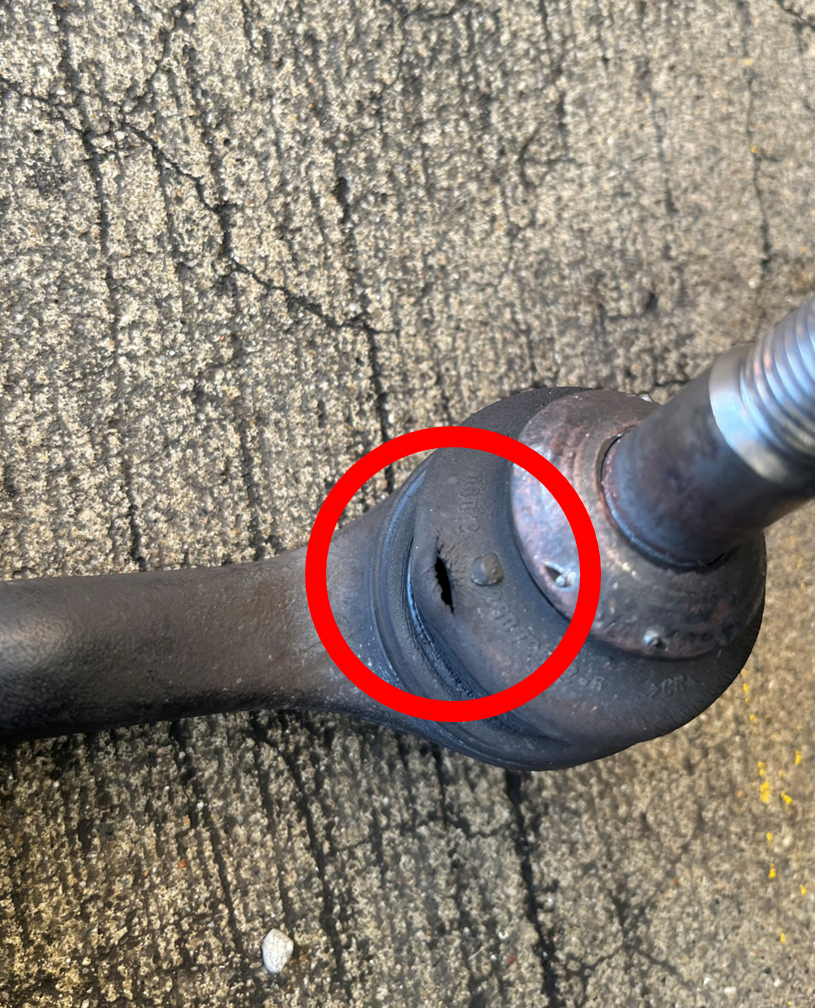 BMW　525i　フロント左タイロッドエンドブーツ亀裂