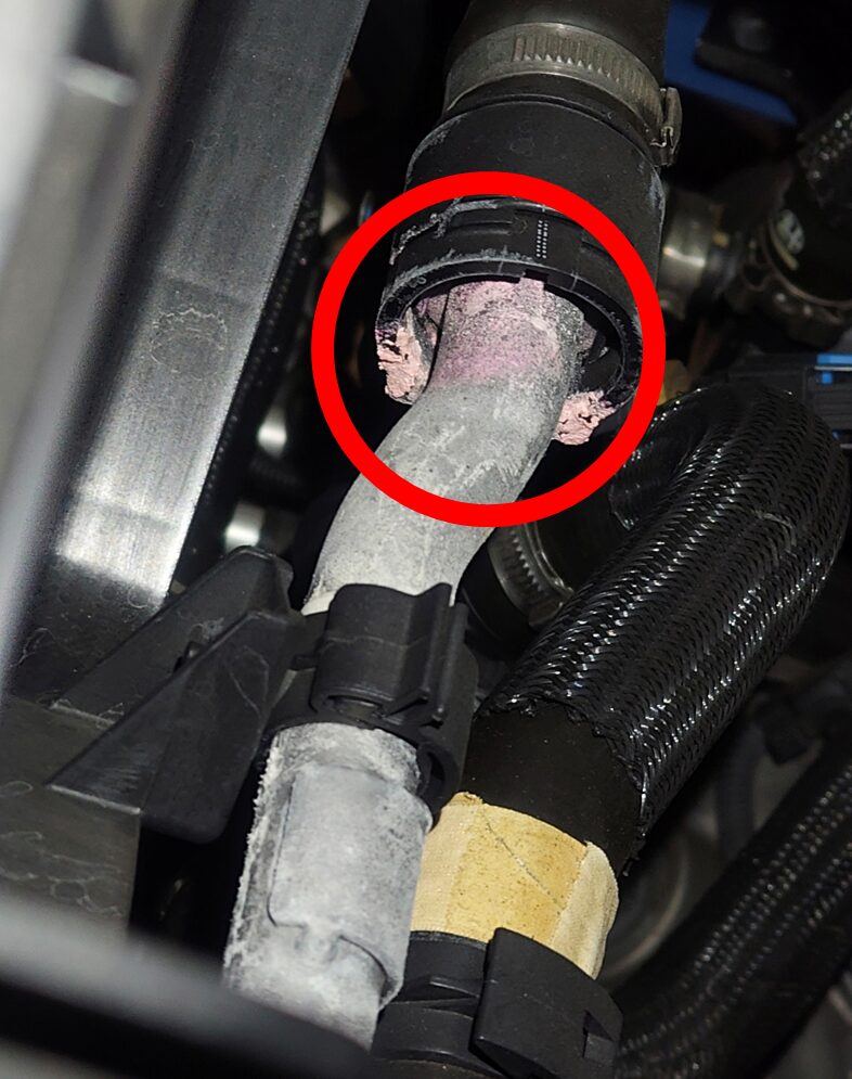 アルファロメオ　ステルヴィオ　冷却水漏れ箇所アップ