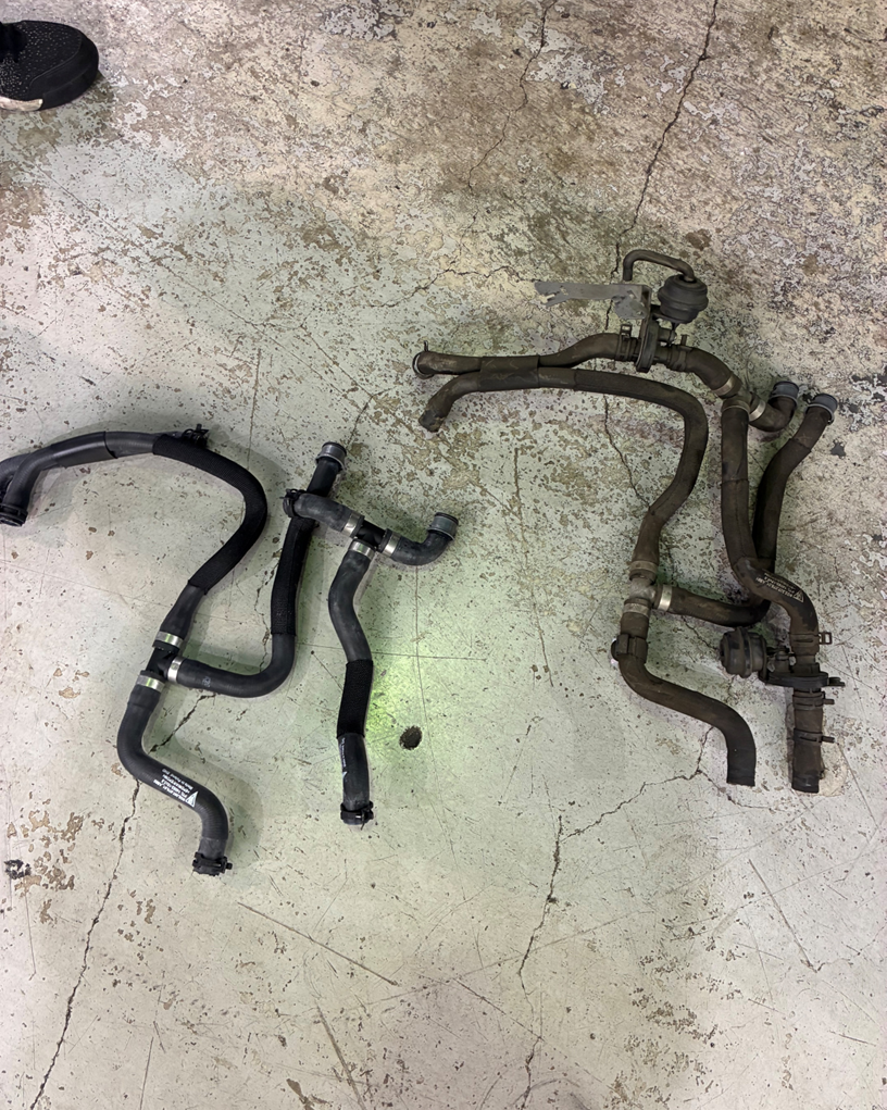 ポルシェ　ケイマン　トランスミッション側クーラーホース比較