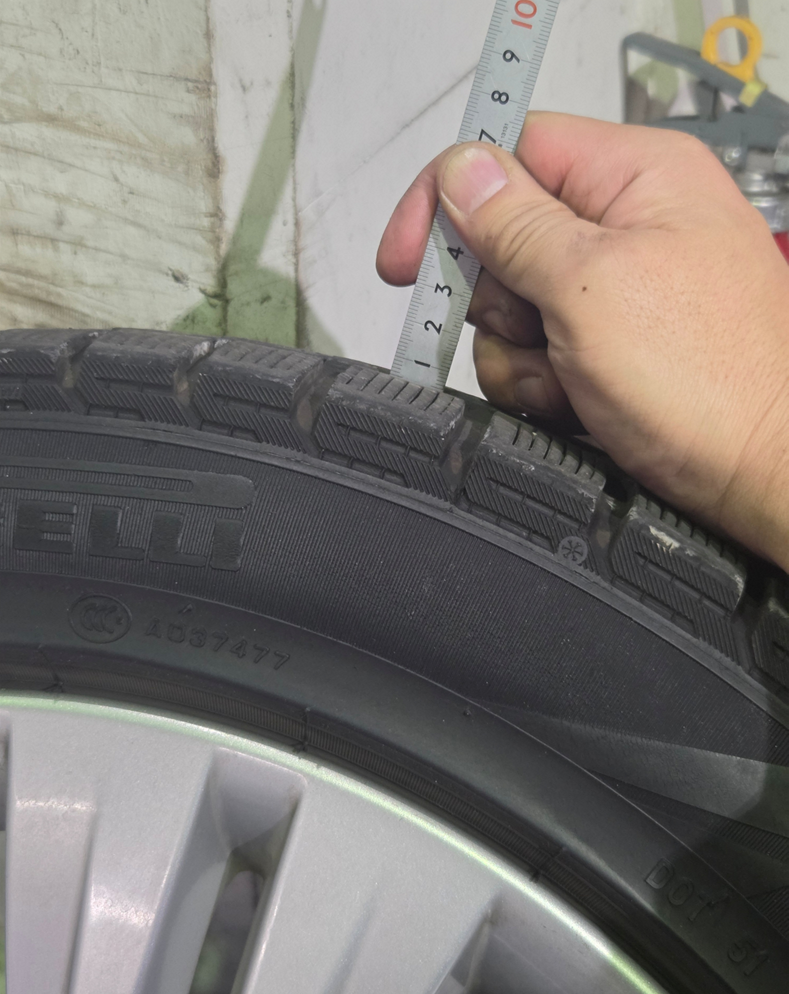 BMW　320d　タイヤ残量測定