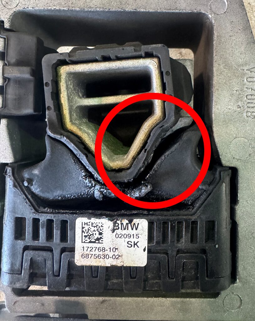 BMW X1　エンジンマウント亀裂