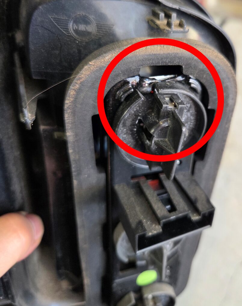 MINI　クラブマン　テールレンズ溶損