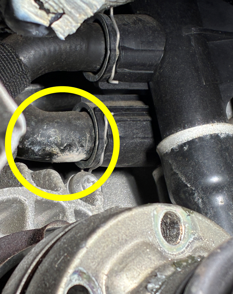 ポルシェ　ケイマン　　ウォーターポンプ付近水漏れ跡