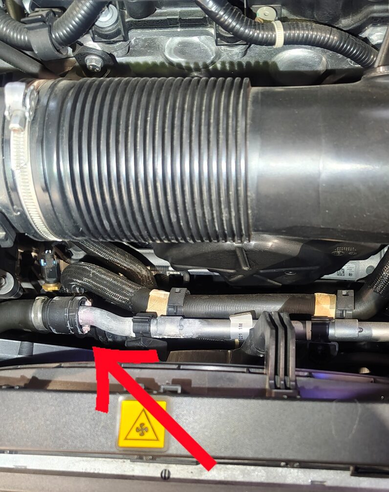 アルファロメオ　ステルヴィオ　冷却水漏れ箇所