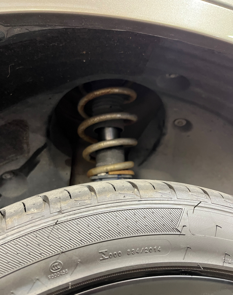 BMW X1 ショックアブソーバー