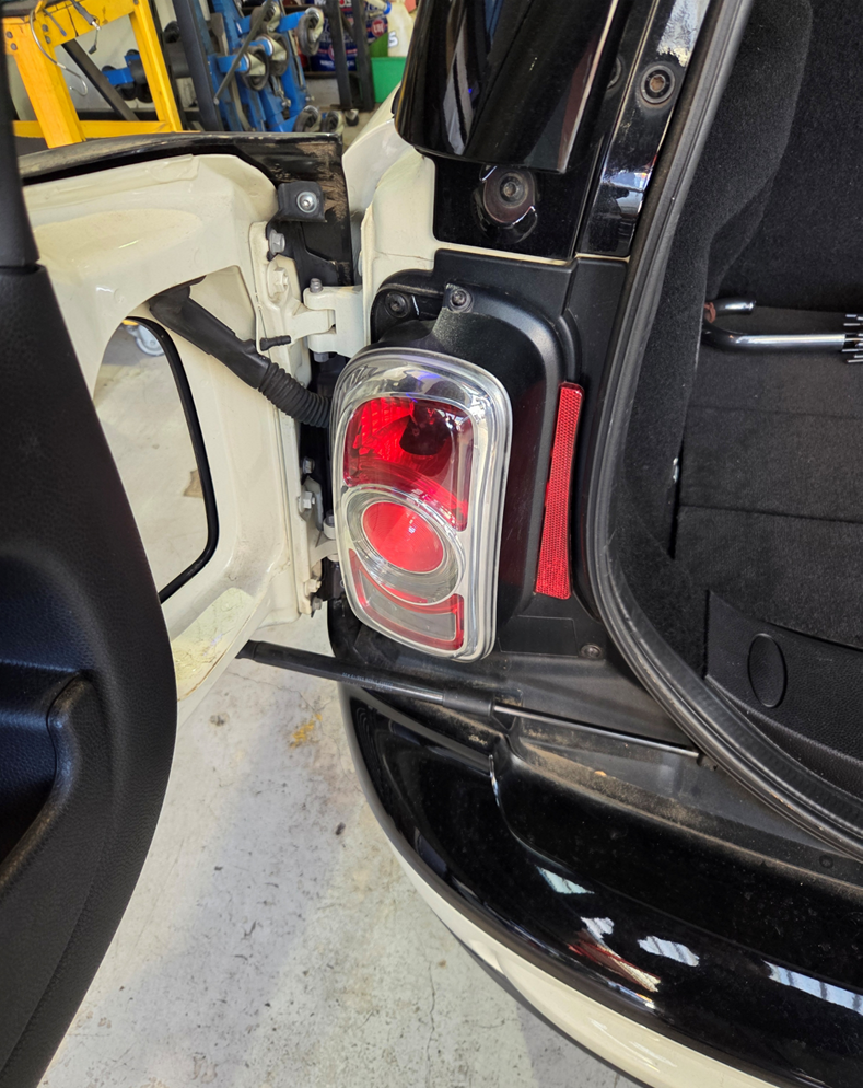 MINI　クラブマン　テールレンズ交換