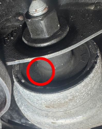 BMW 320i　コントロールアームブッシュひび割れ